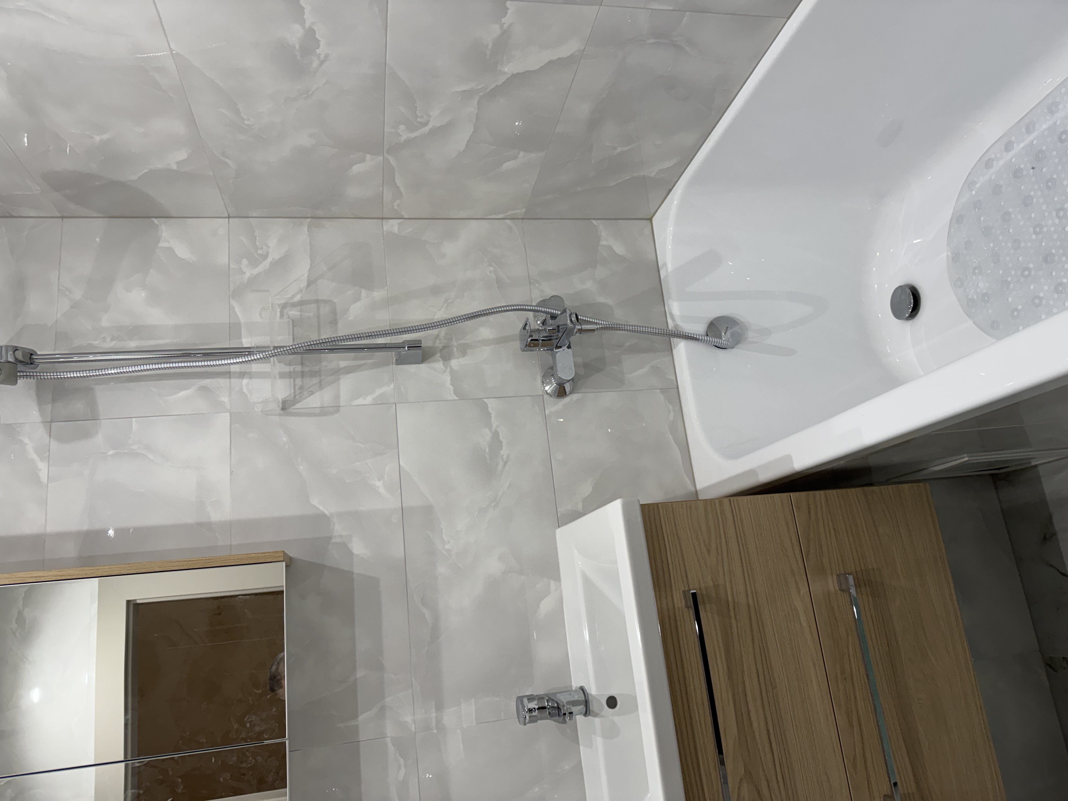 Pilnai įrengtas vonios kambarys